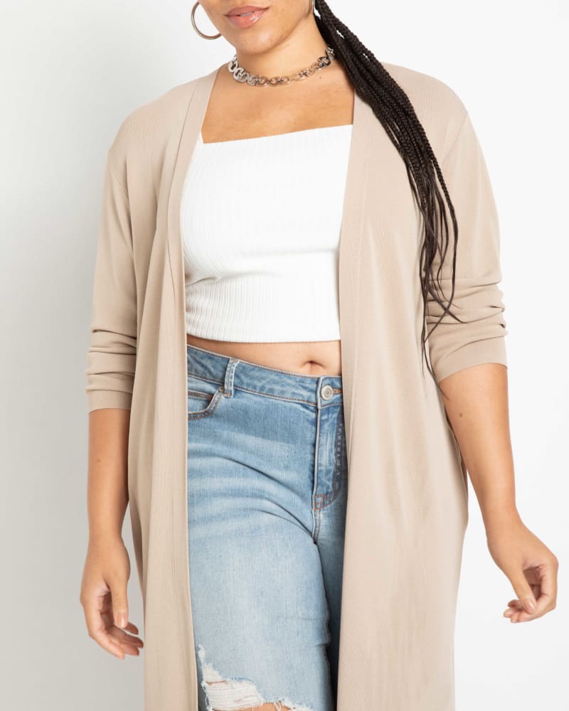 Side of a model wearing a size 26|28 Throw On Duster in Oxford Tan by ELOQUII. | dia_product_style_image_id:290170